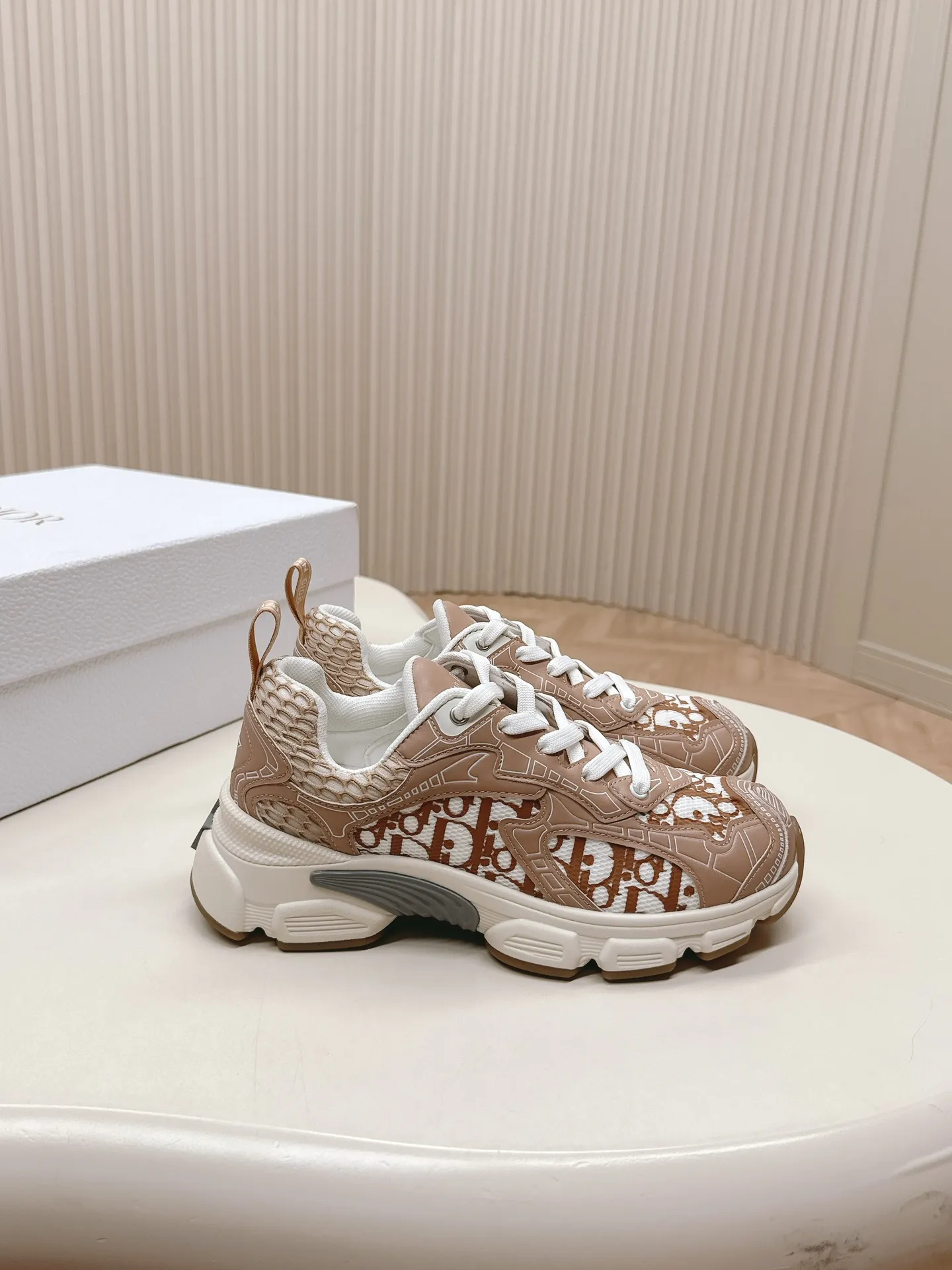 👟👟Ex-factory price 620👟👟 Hot item, star model 2024 main hot item, the newly released Dior Chrono new casual sports shoes, running shoes, dad shoes are really cool, full of futuristic feeling! Really cool! Once again interpreting Dior's concept of cool fashion, the lucky star will bless you with good luck. The new EVA sole is super light and super soft! A perfect replica of the original! Fully matched material and mold! ! 35-40